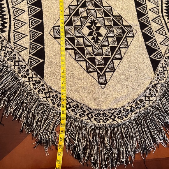 Bobeau – Fringe Poncho, Black and Tan Long - 3/4 Sleeve Crewneck Sweater - Picture 5 of 12